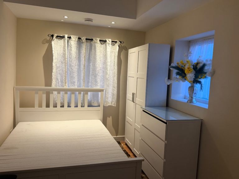 Flat Charlton Park Lane in Greater London