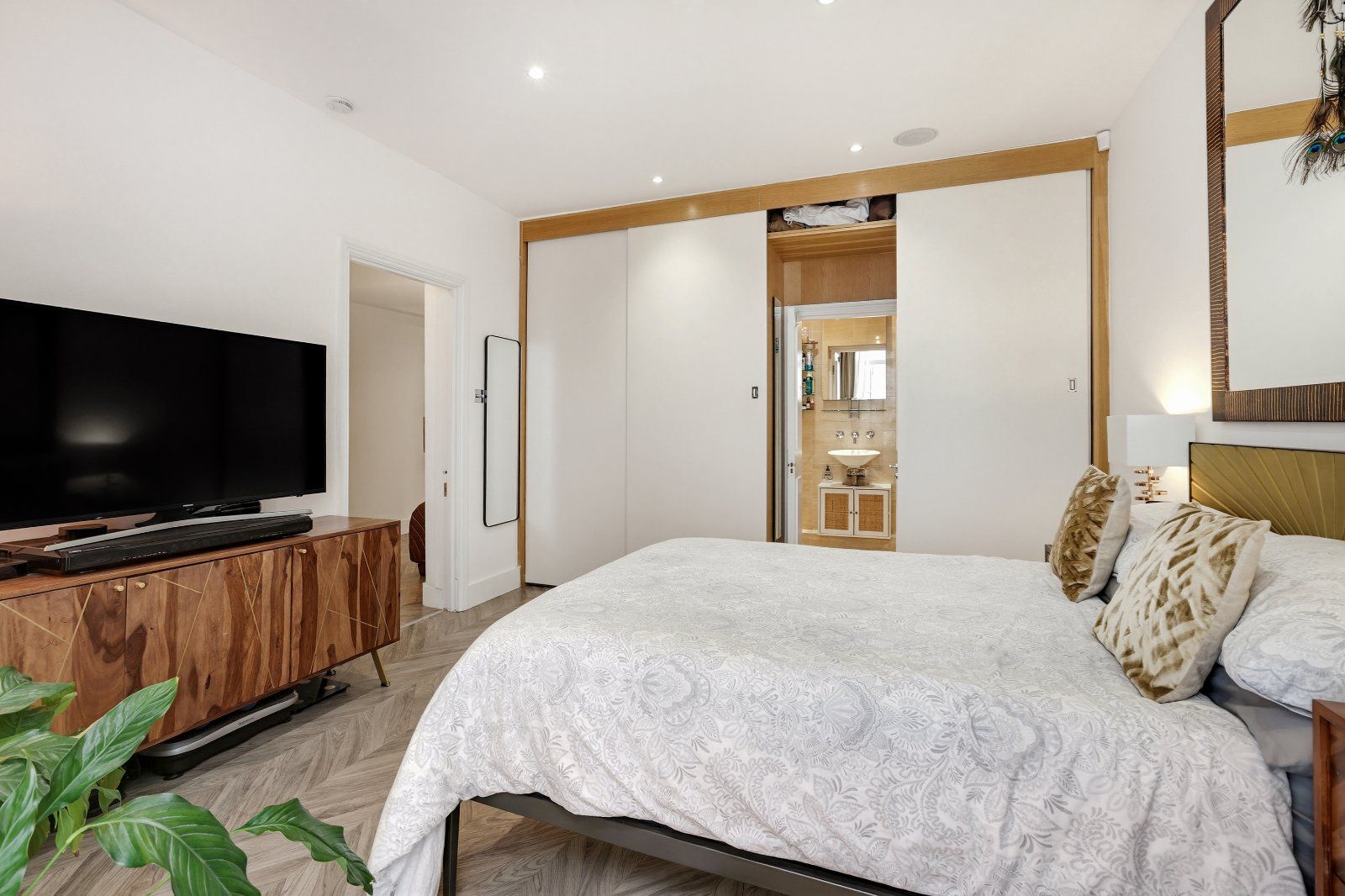 Flat Cornwall Gardens in Greater London