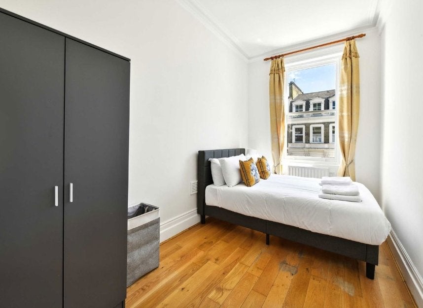 Flat Earl's Court Square in Greater London