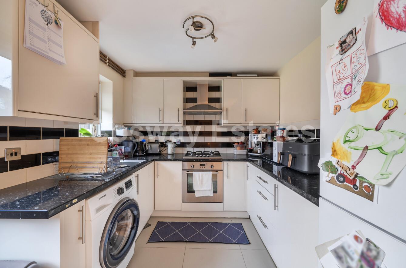 House Aylesham Close in London