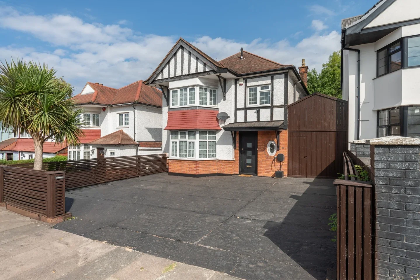 House Elliot Road in Greater London