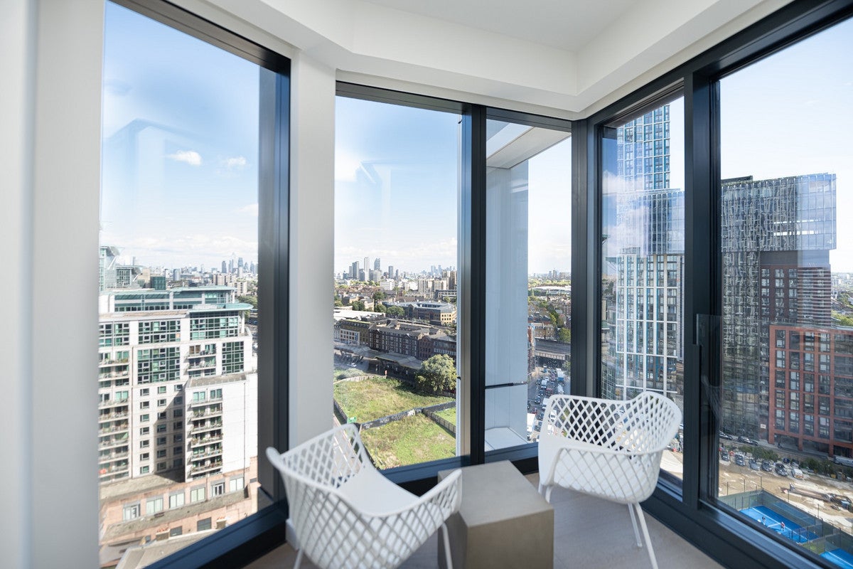 Flat Nine Elms Lane in Greater London