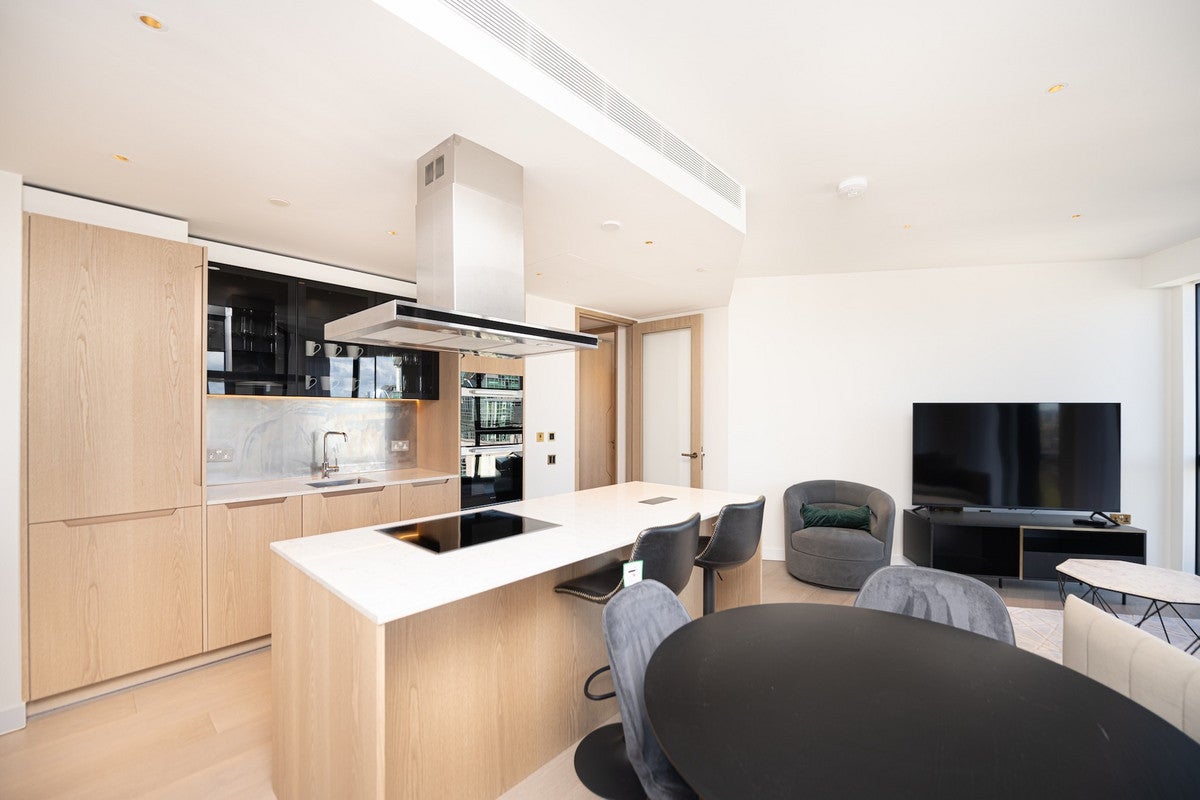 Flat Nine Elms Lane in Greater London