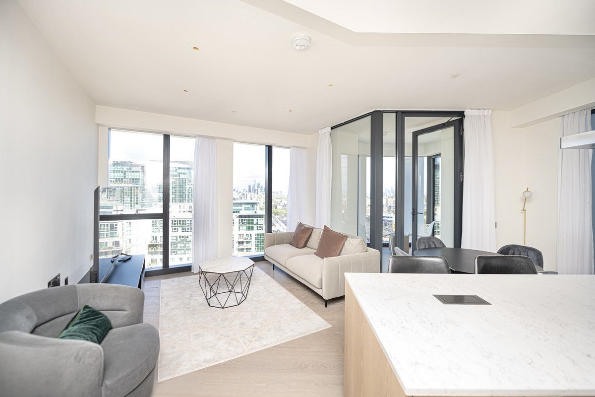 Flat Nine Elms Lane in Greater London