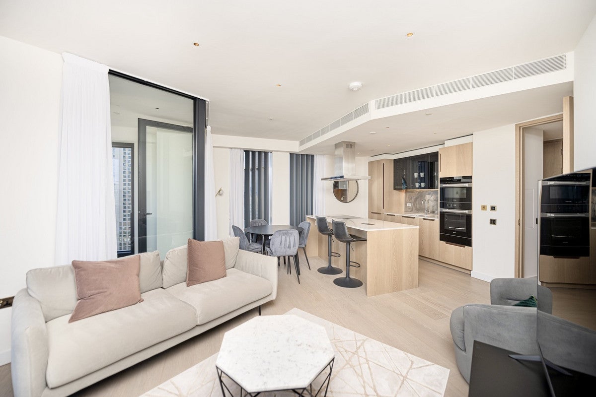 Flat Nine Elms Lane in Greater London