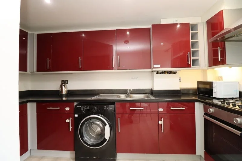 Room Grantham Road in Greater London