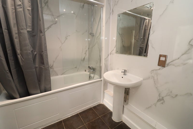Room Grantham Road in Greater London