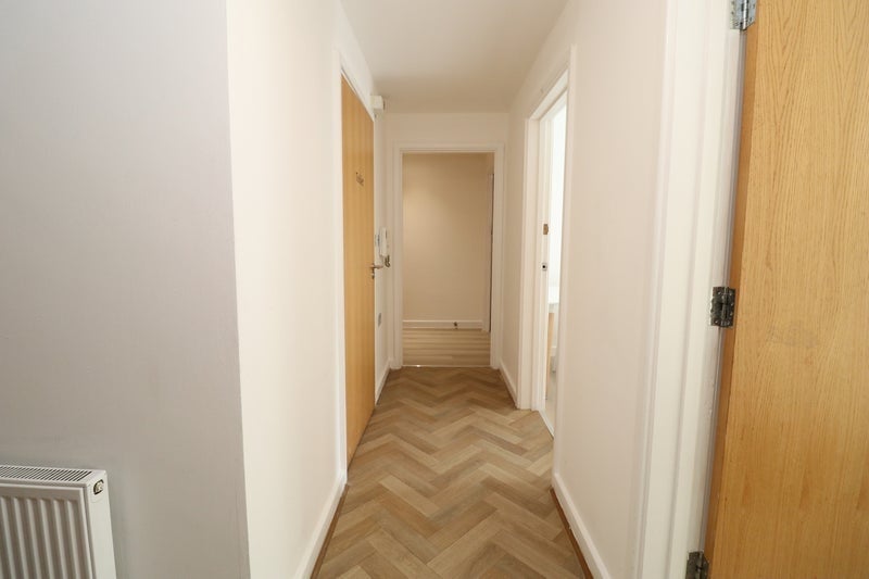 Room Grantham Road in Greater London