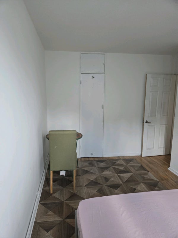 Room Treherne Court in Greater London