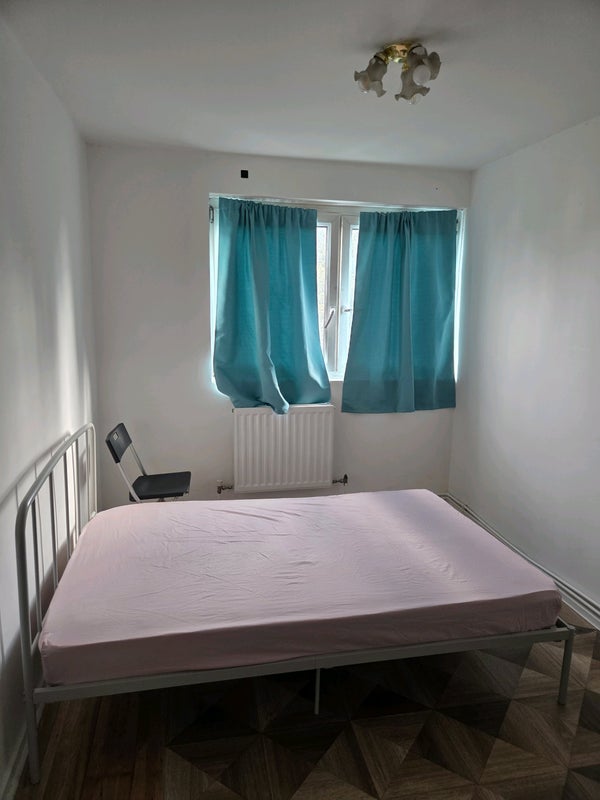 Room Treherne Court in Greater London