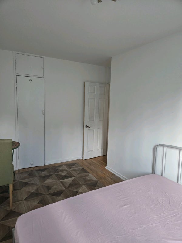 Room Treherne Court in Greater London