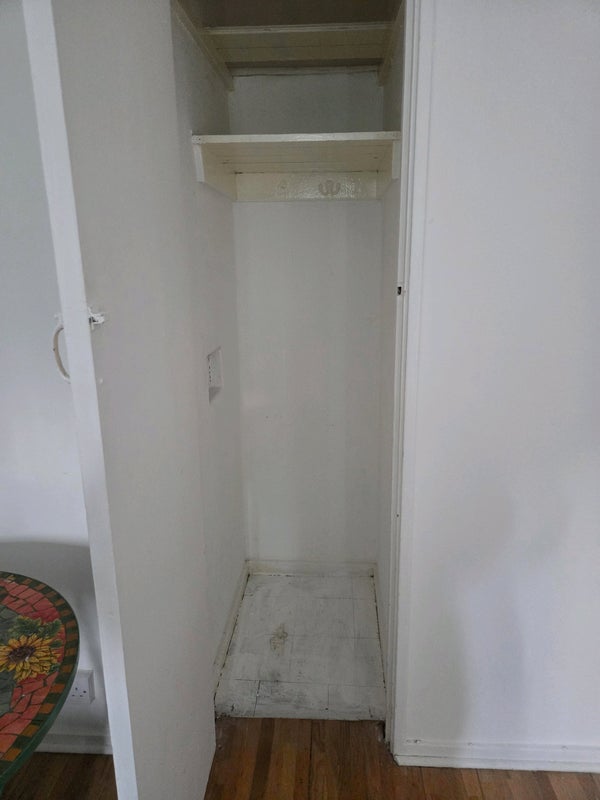 Room Treherne Court in Greater London