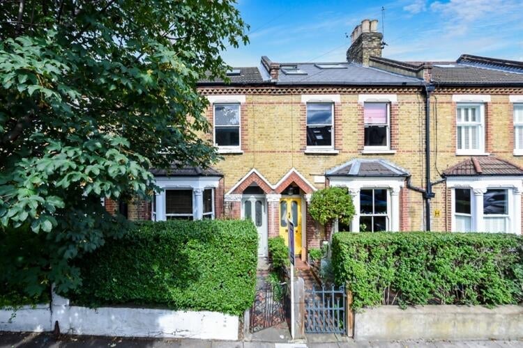 Flat Inman Road in Greater London