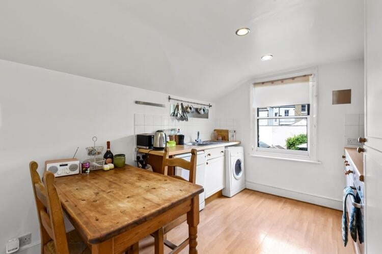 Flat Inman Road in Greater London