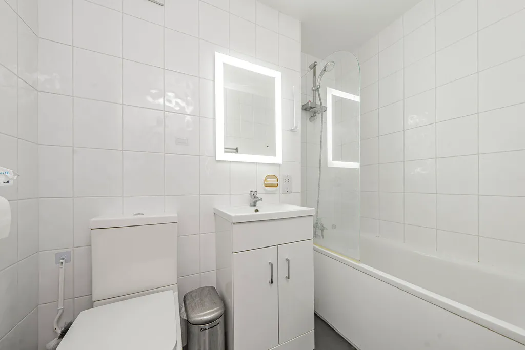 Flat Stanley Close in Greater London