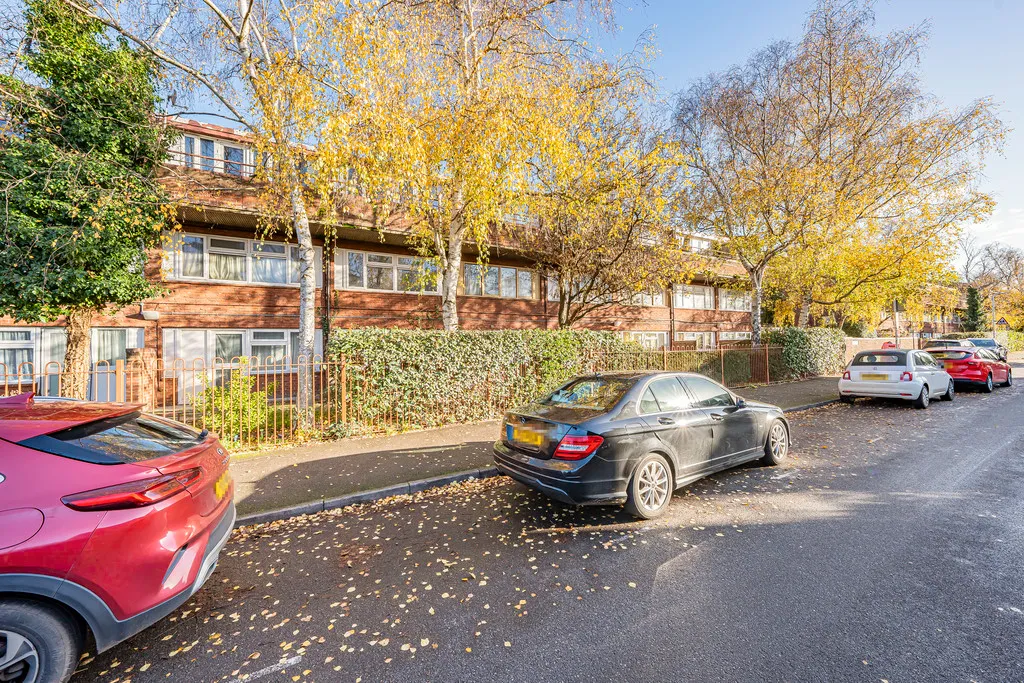 Flat Stanley Close in Greater London