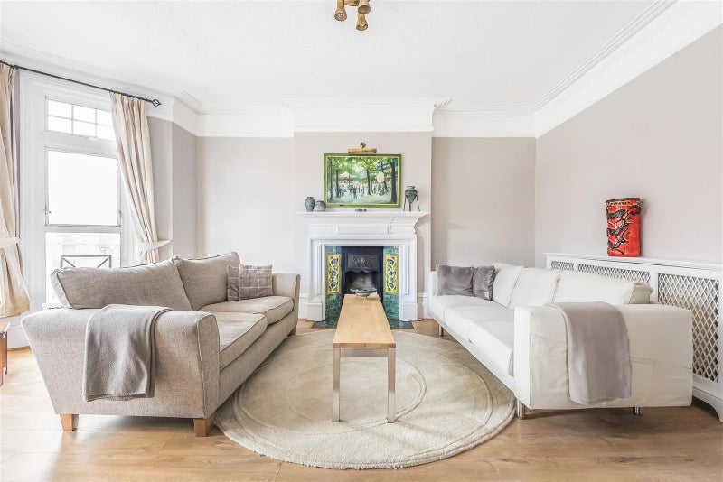 Room Finchley Road in Greater London