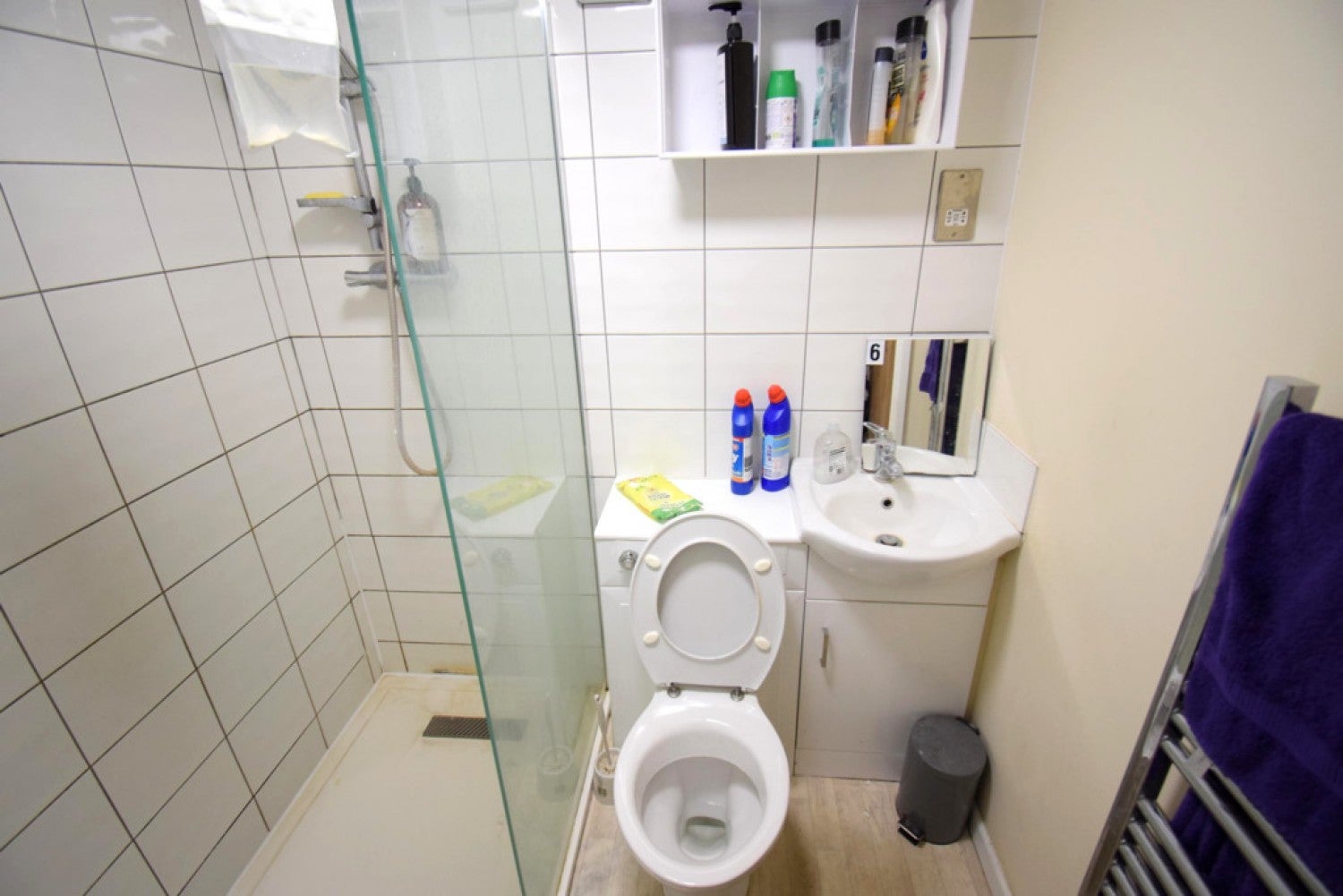Room Clovelly Way in Bedford