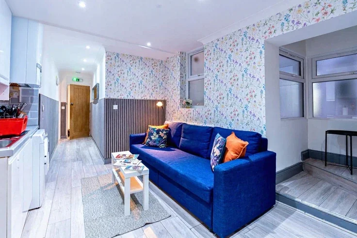 Flat Beaumont Crescent in Greater London