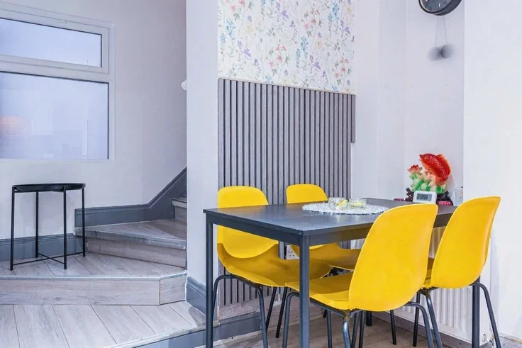 Flat Beaumont Crescent in Greater London