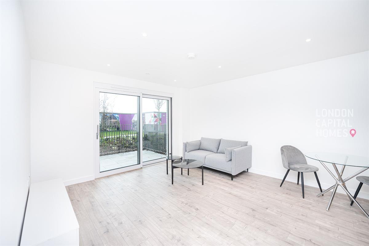 Flat Elmfield Way in London