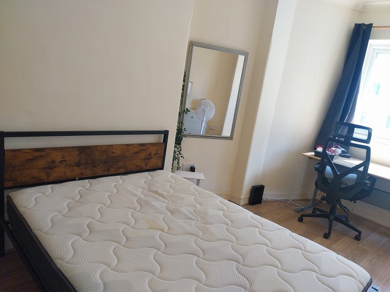 Room Long Lane in Greater London