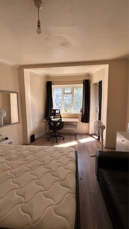 Room Long Lane in Greater London