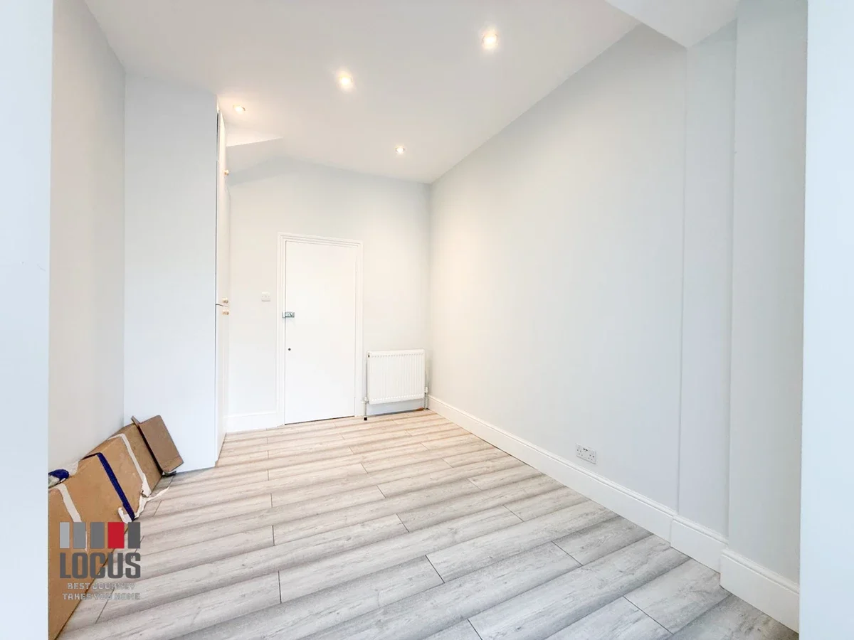 Flat Park Avenue in Greater London