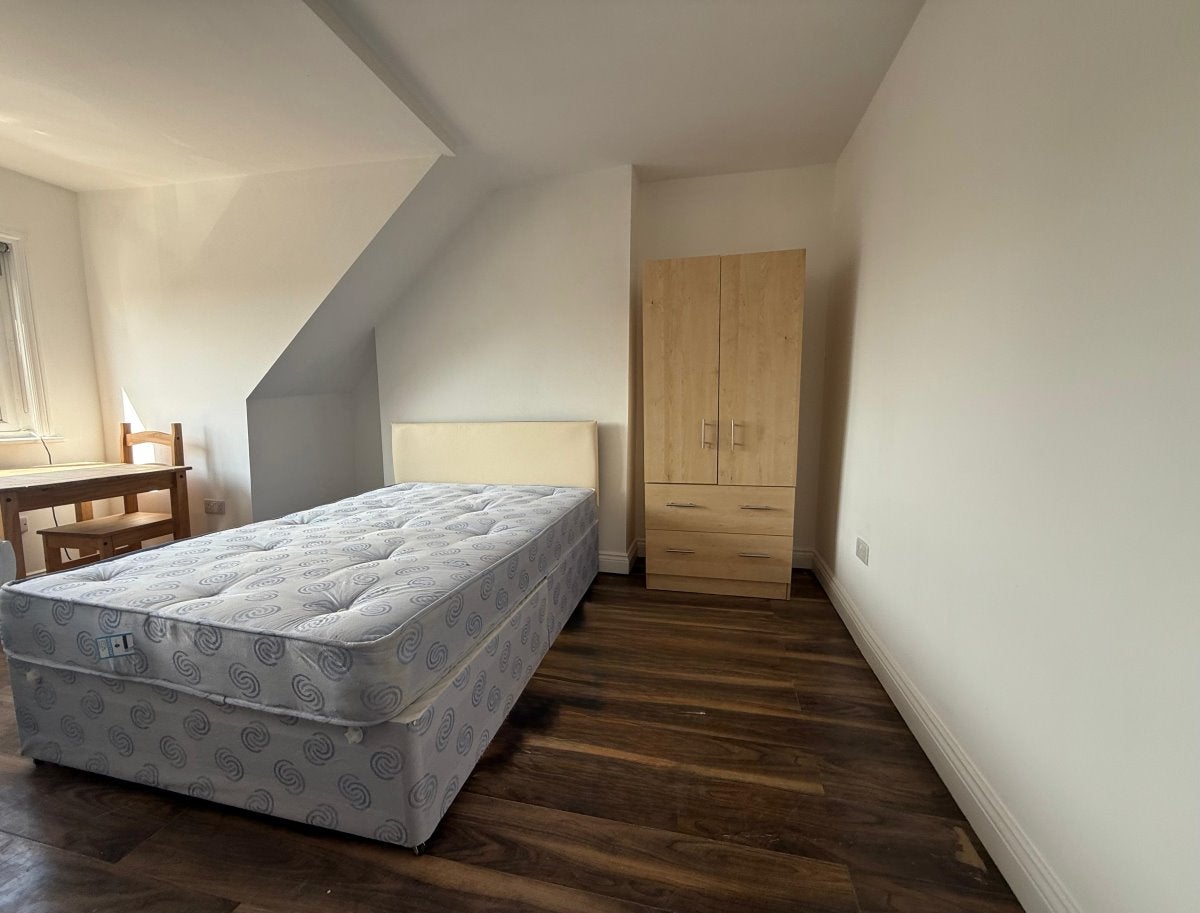 Room Emanuel Avenue in London
