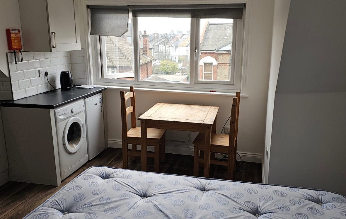 Room Emanuel Avenue in London