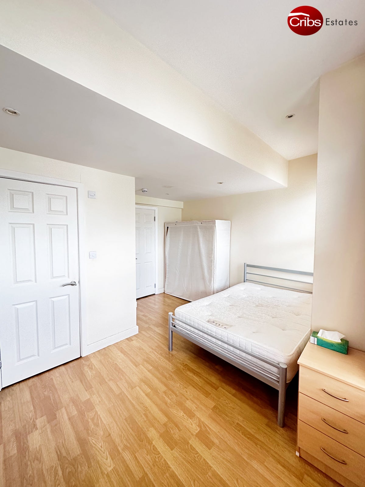 Room Hartfield Road in Greater London