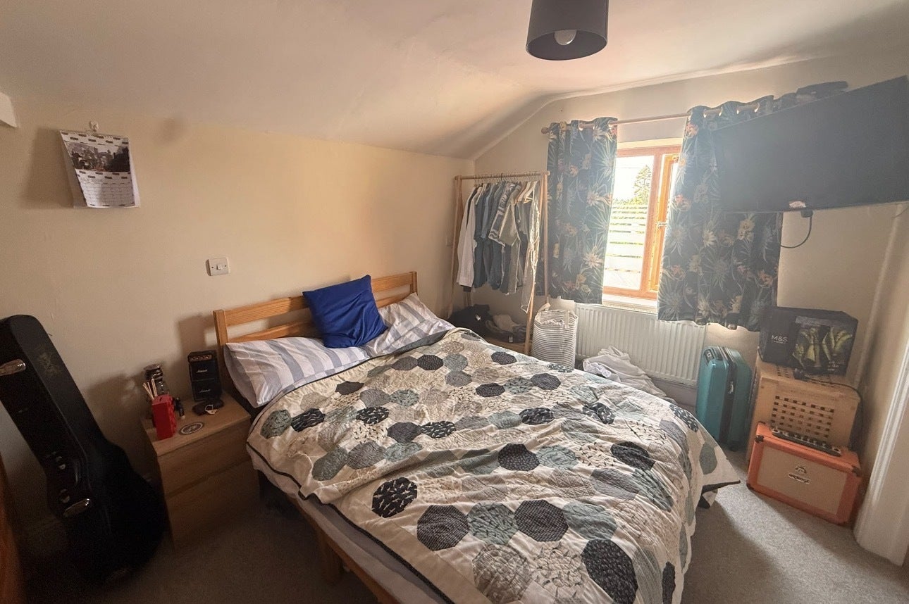 Flat Gloucester Road in Rudgeway