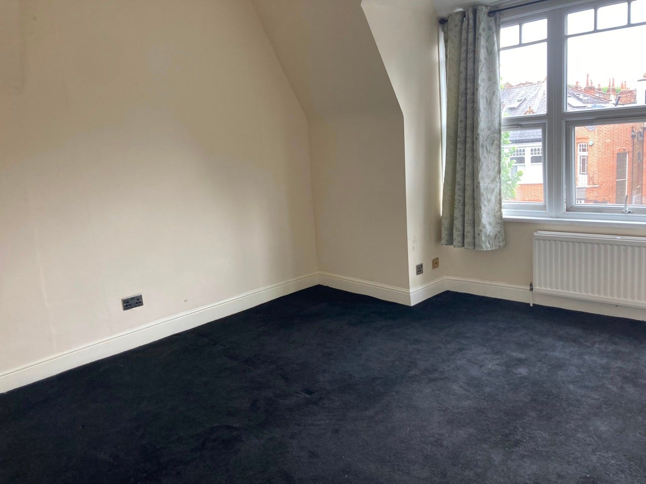 Flat Kings Avenue in Greater London