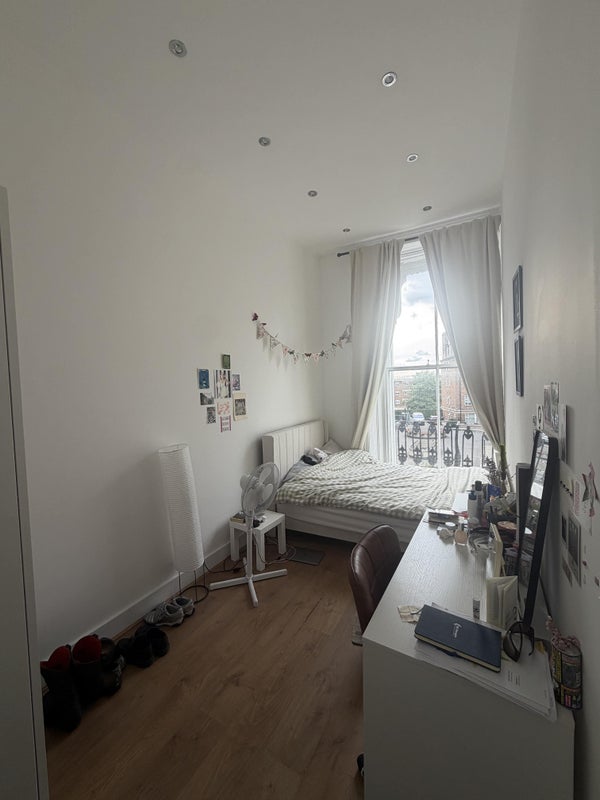 Flat College Crescent in Greater London