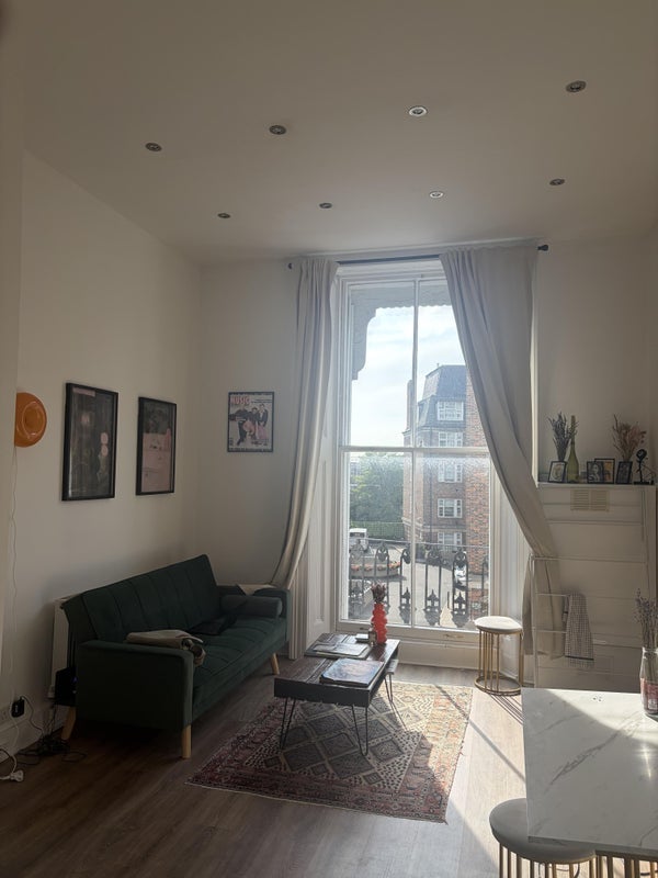 Flat College Crescent in Greater London