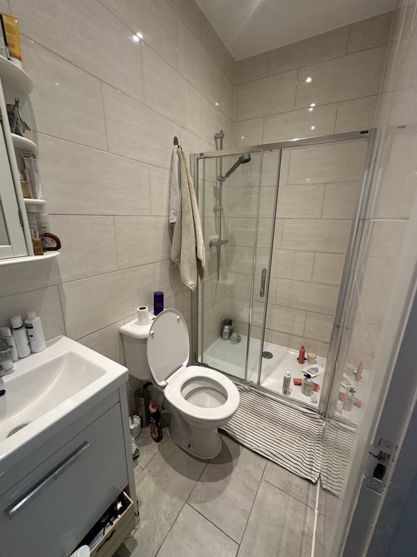 Flat College Crescent in Greater London