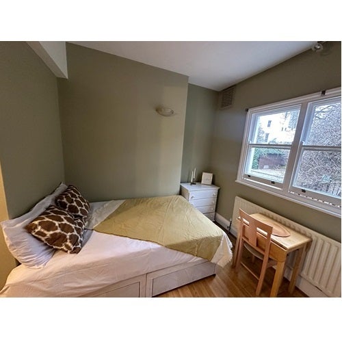 Room St Stephen's Gardens in London