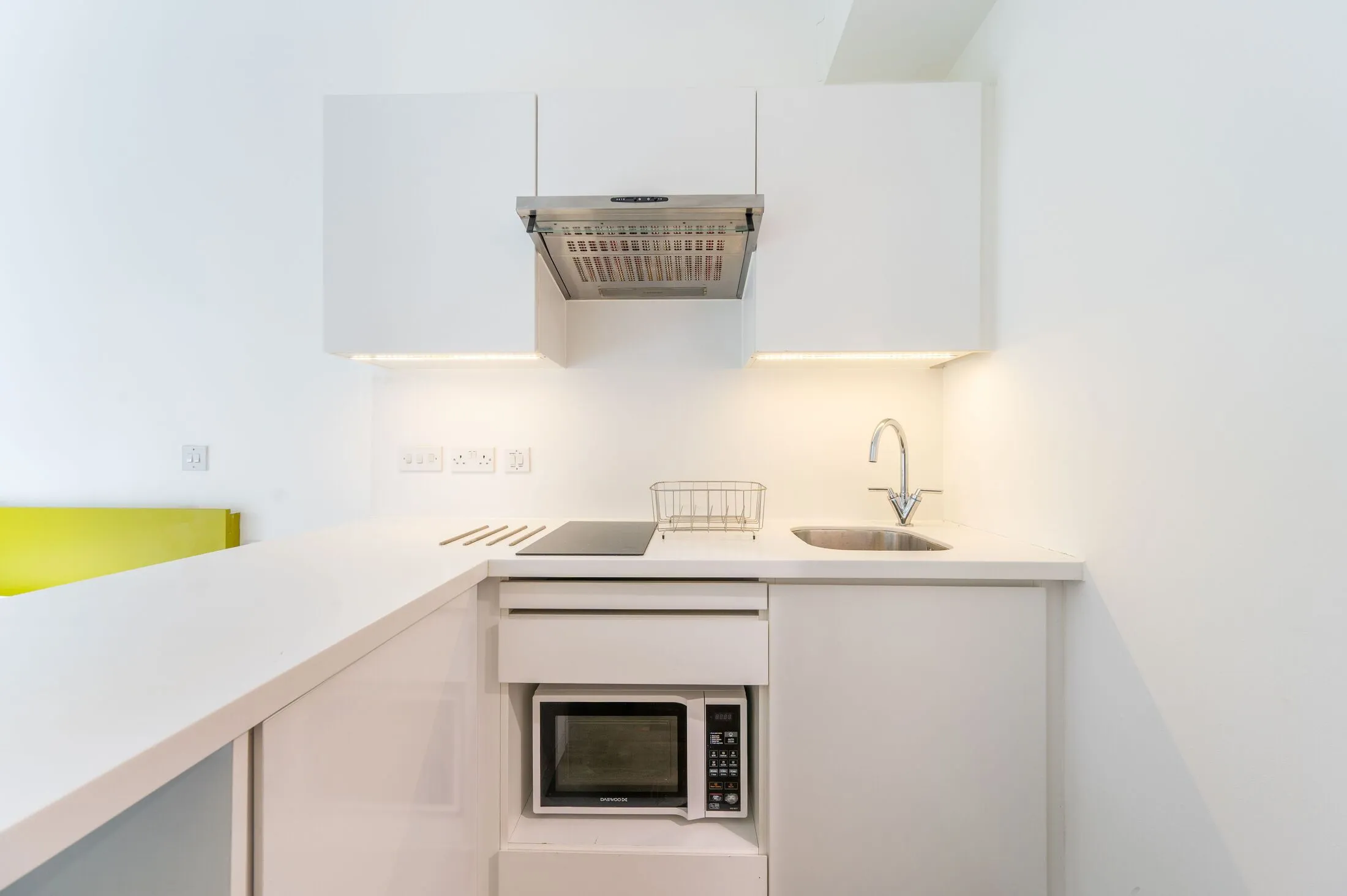Flat Queensdale Crescent in Greater London