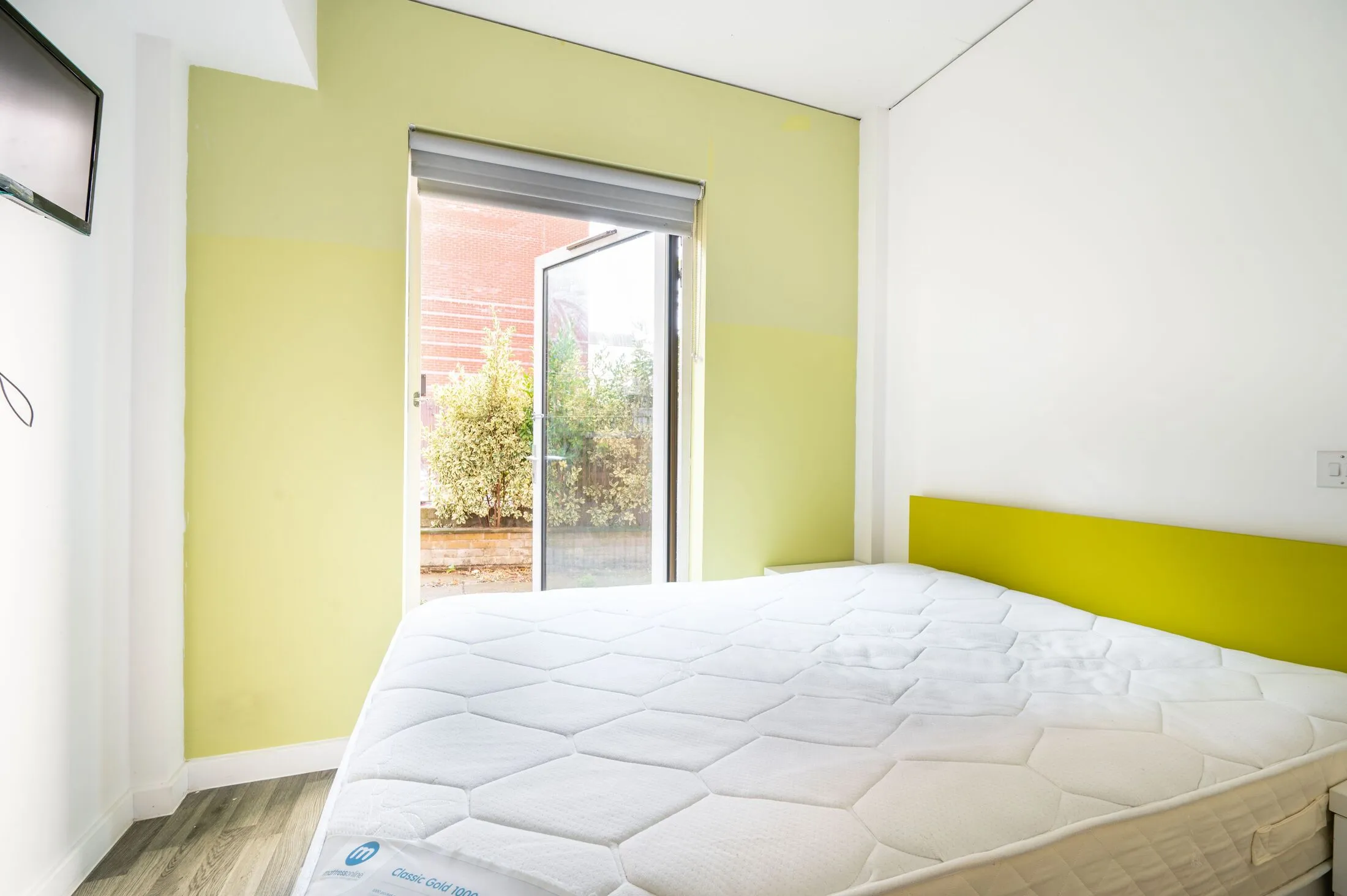 Flat Queensdale Crescent in Greater London