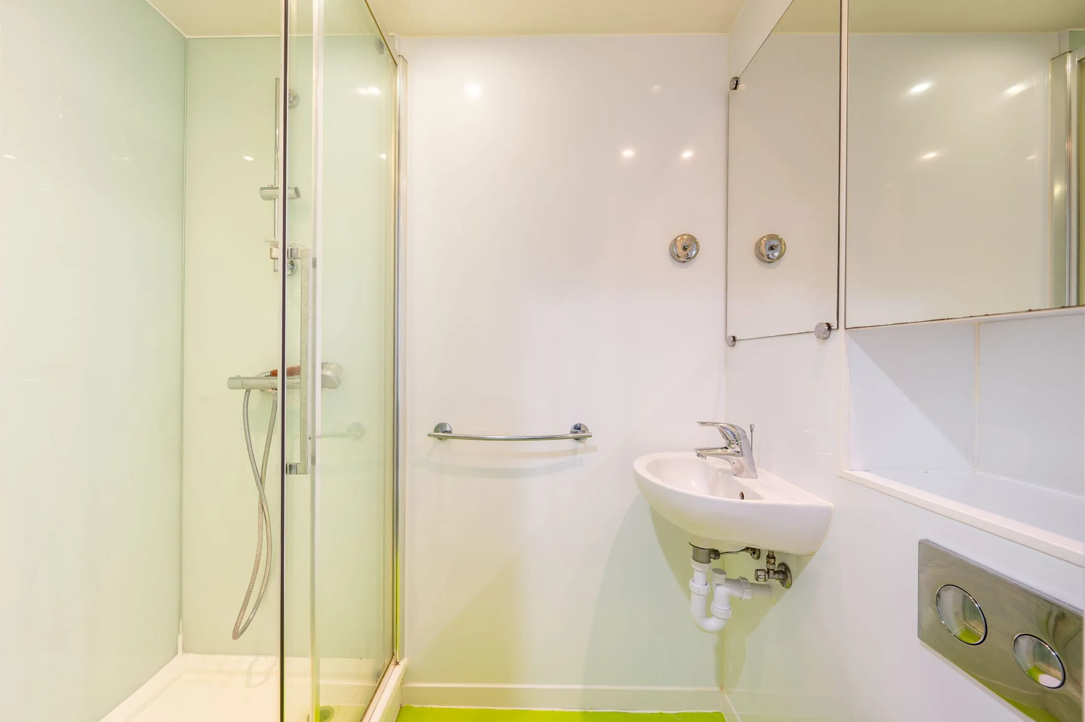 Flat Queensdale Crescent in Greater London