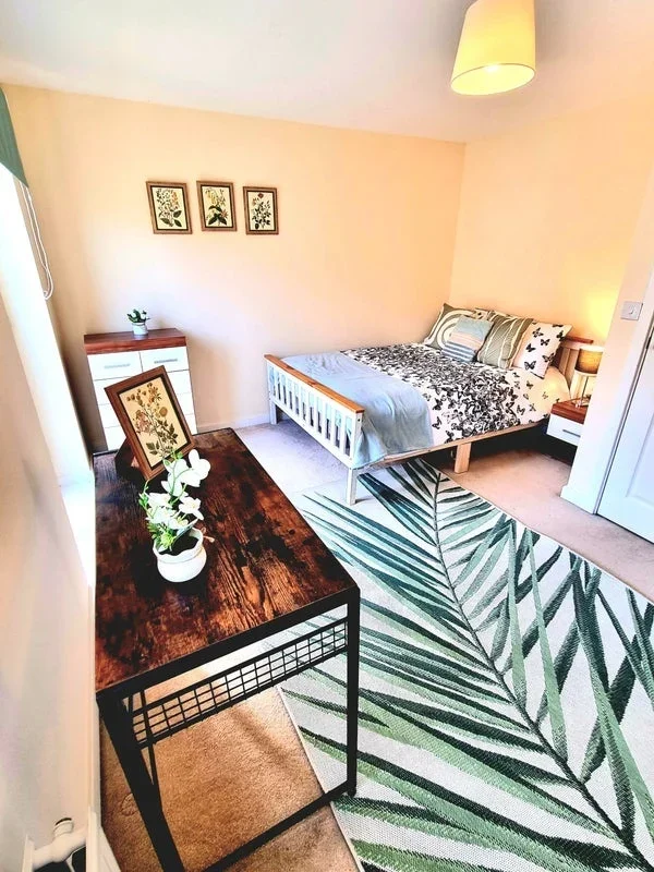 Room Winter Close in Epsom and Ewell