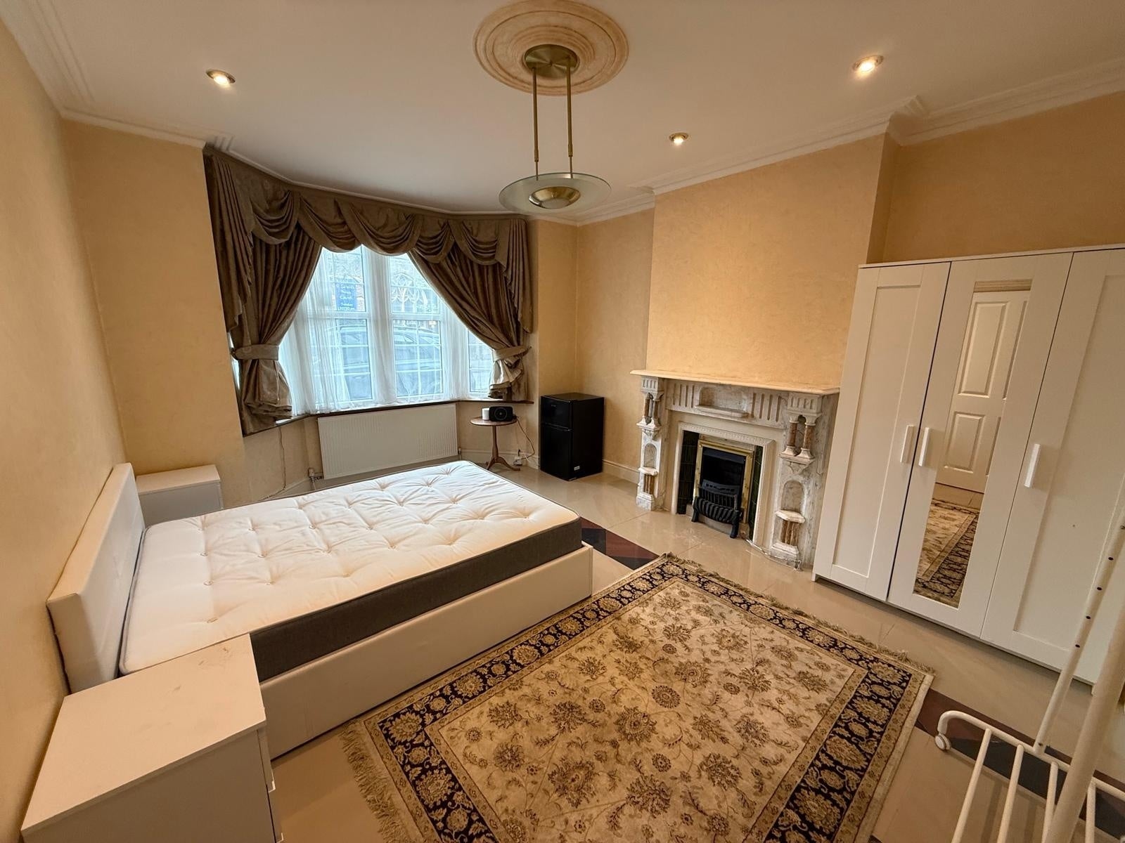 Flat Noel Road in Greater London