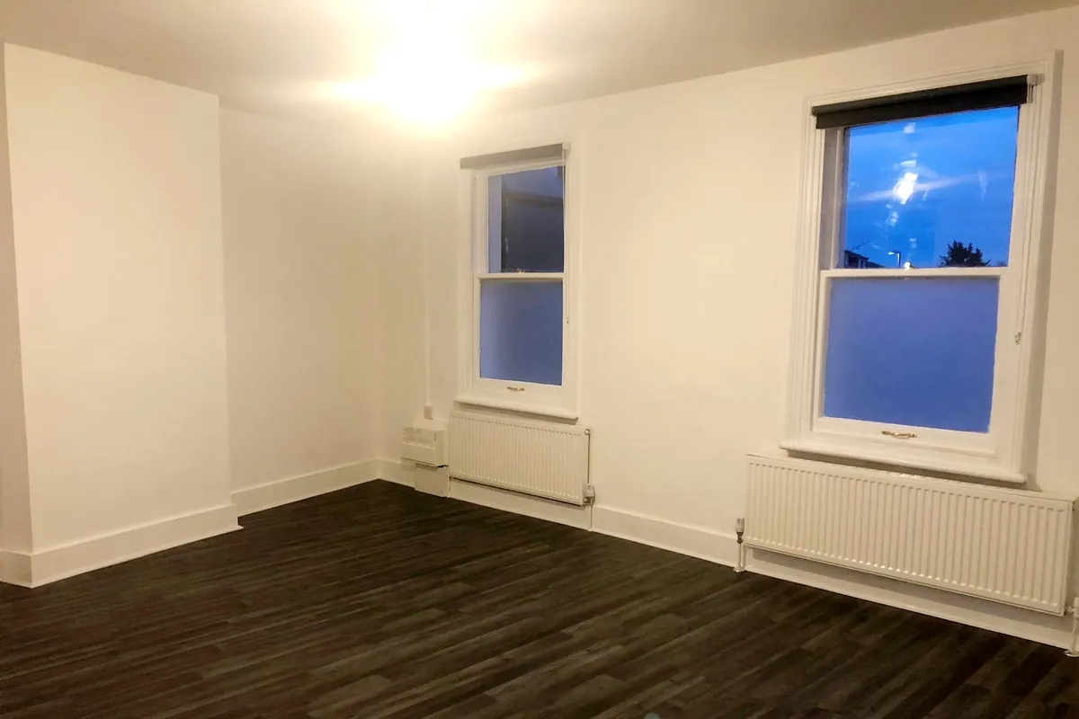 Flat Berrylands Road in Greater London
