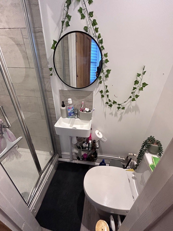 Room Queen's Place in Watford