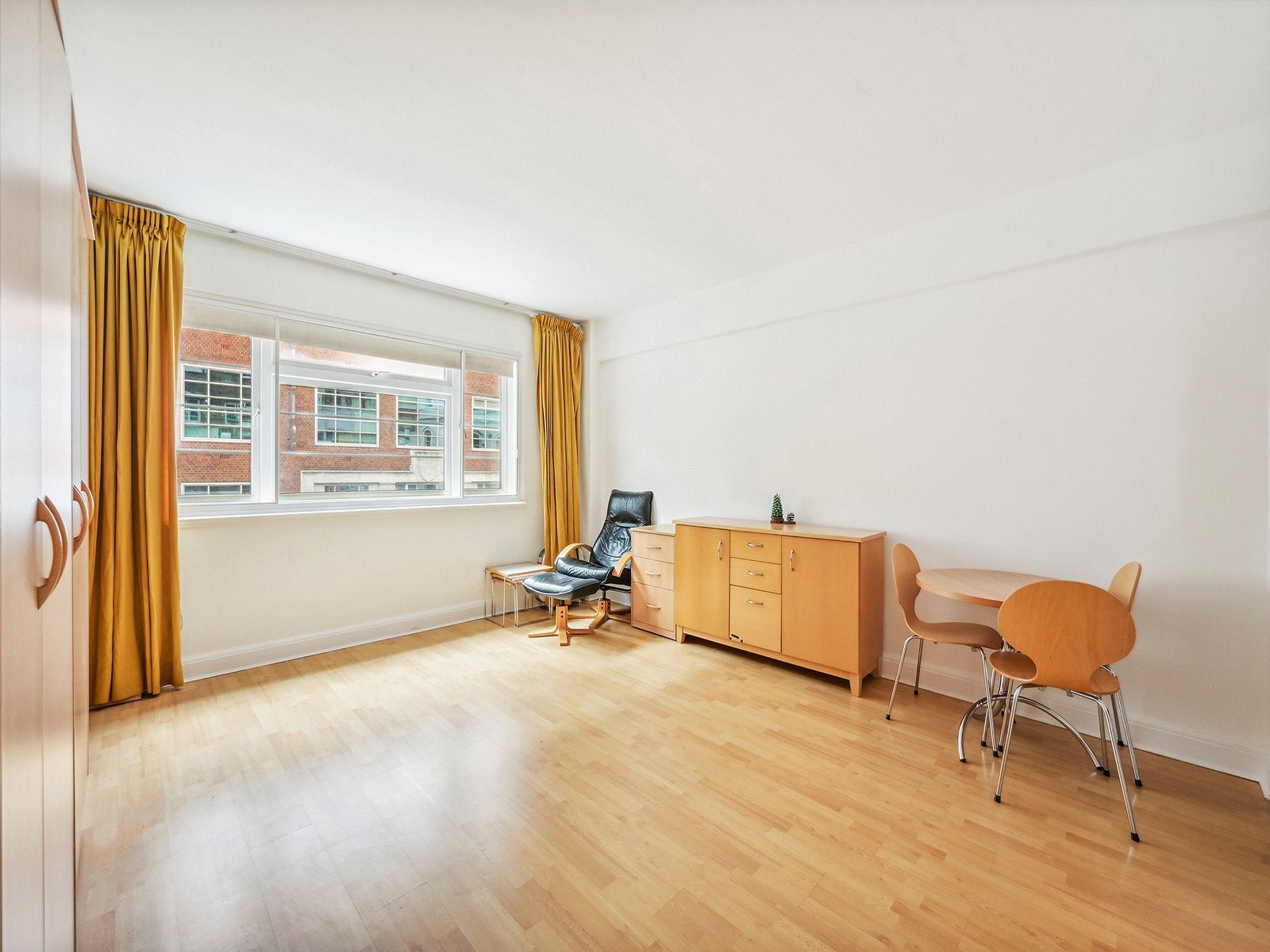 Flat Phoenix Street in Greater London