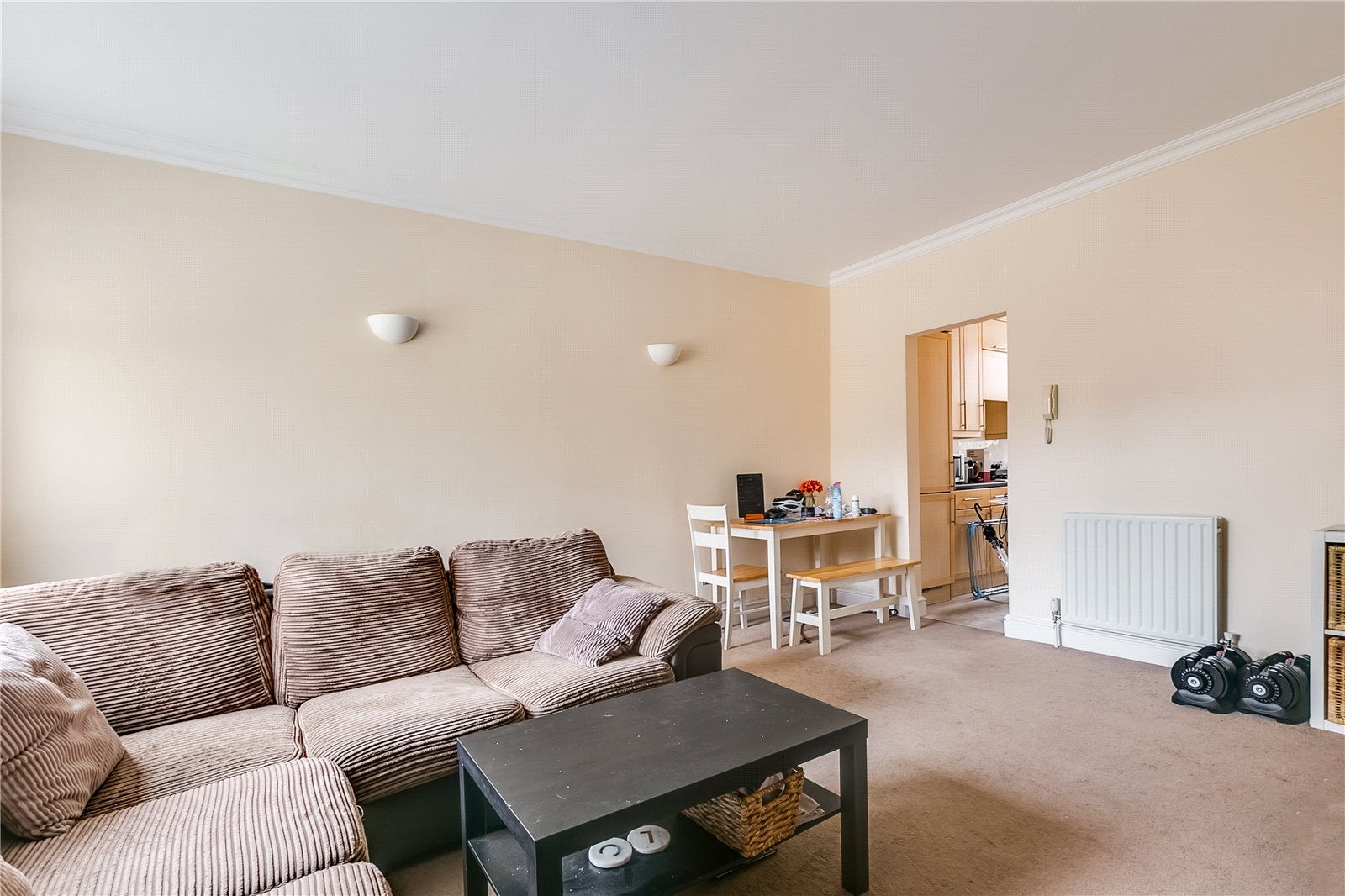 Flat Lavender Hill in Greater London