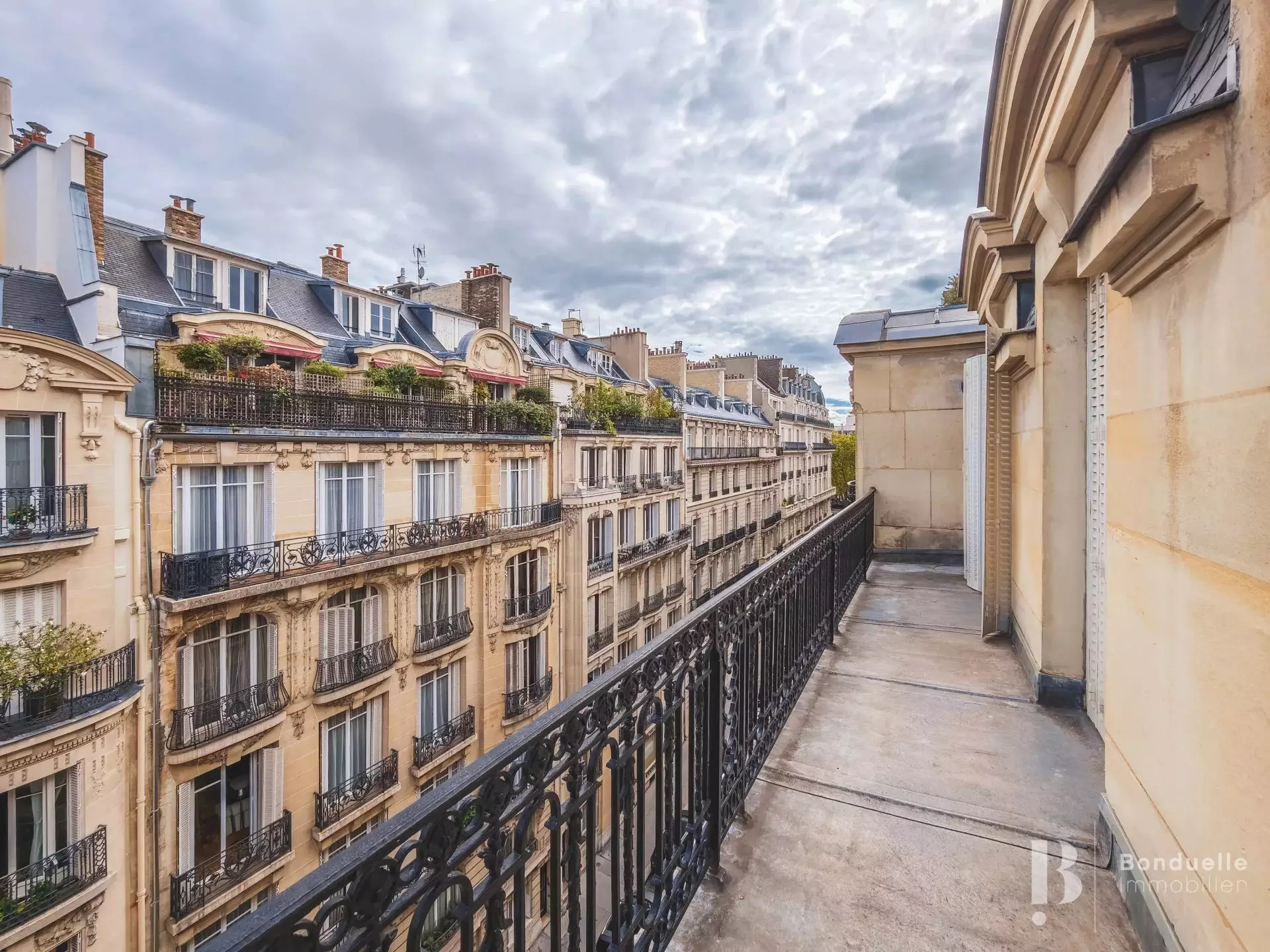 Flat Rue Anatole de la Forge in Paris