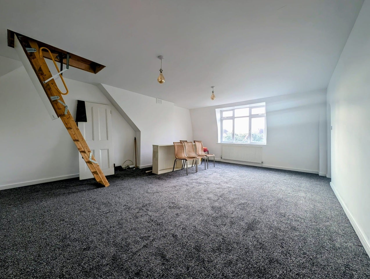 Flat Erpingham Road in Greater London