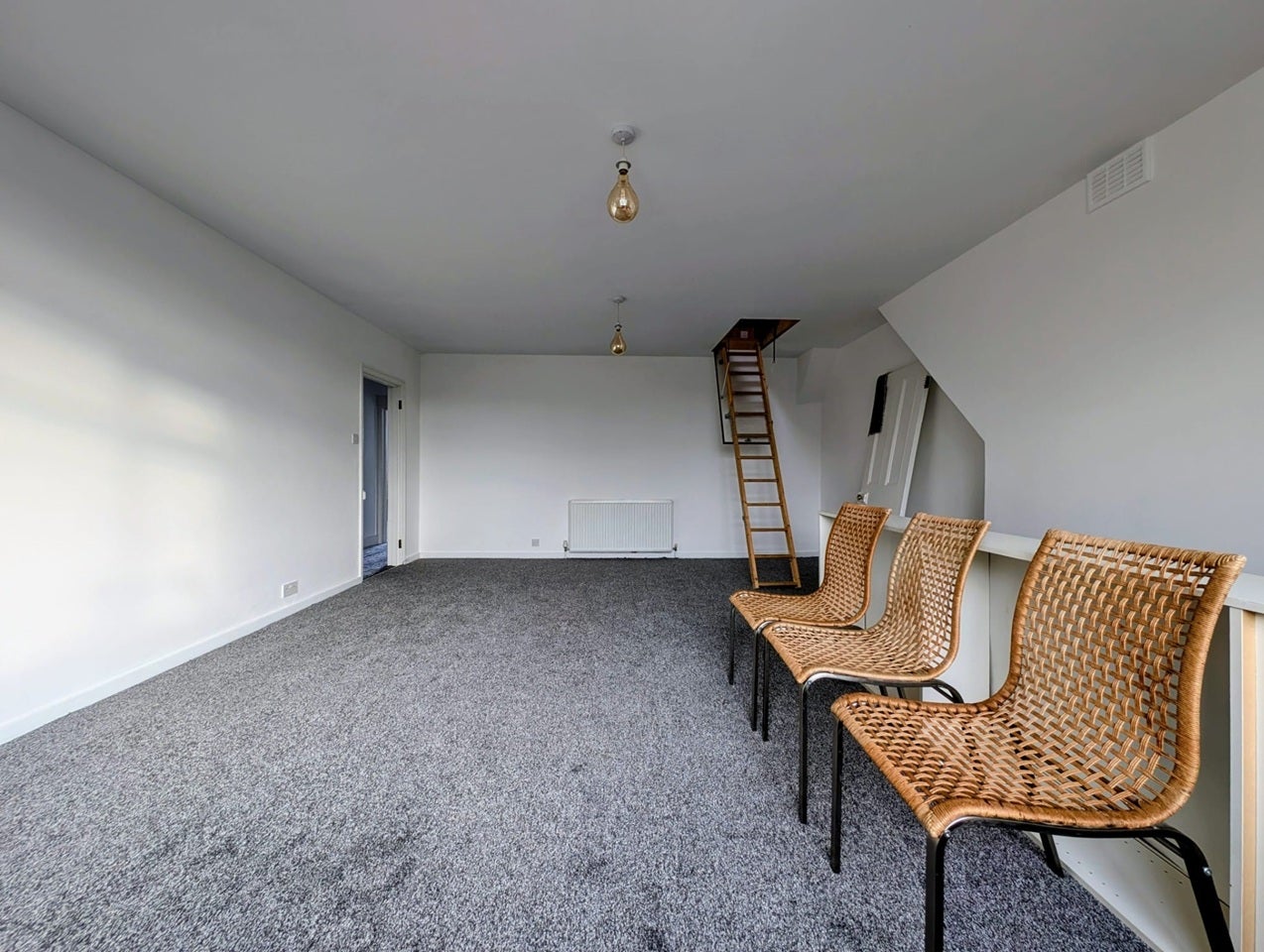 Flat Erpingham Road in Greater London