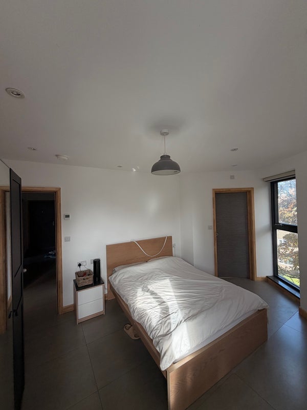 Room Lowth Road in Greater London